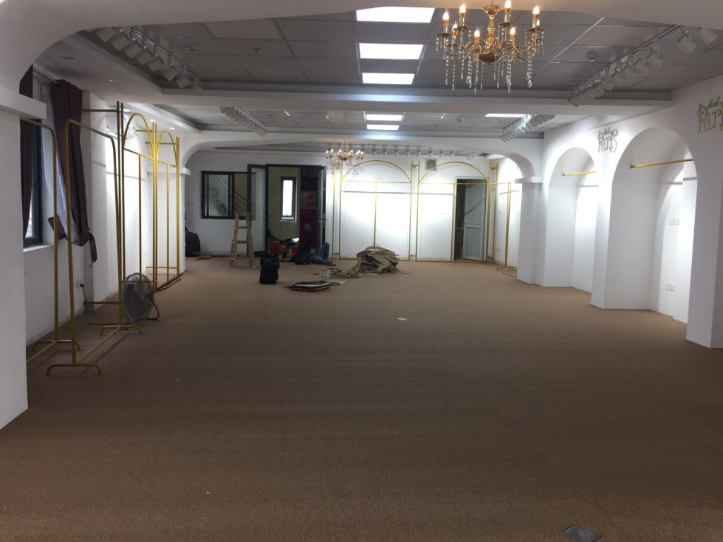 Đối với việc lót thảm căn phòng trở nên sống động sang trọng hơn