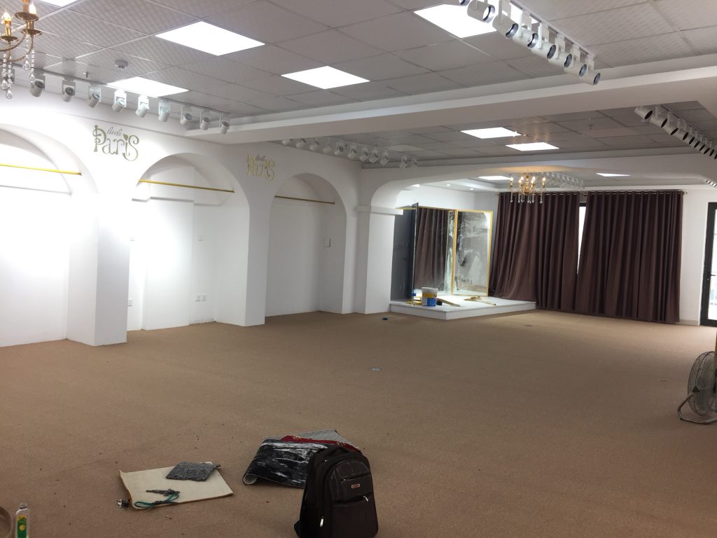 Thảm được cắt gọn kéo léo không để bị thừa hoặc xô lệch