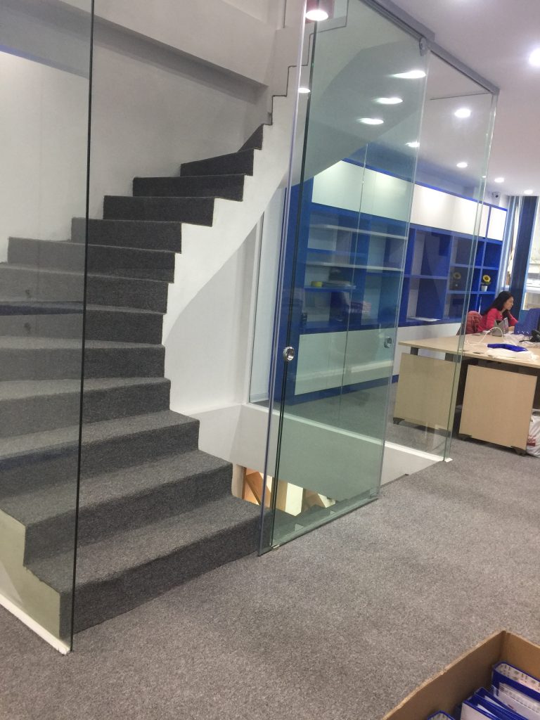 Cầu thang được lót thảm rất cầu kì không bị lộ khuyết điểm