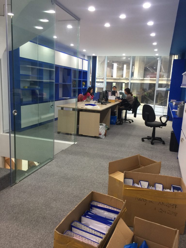 Màu Xám nổi bật trong không gian văn phòng chuyên nghiệp