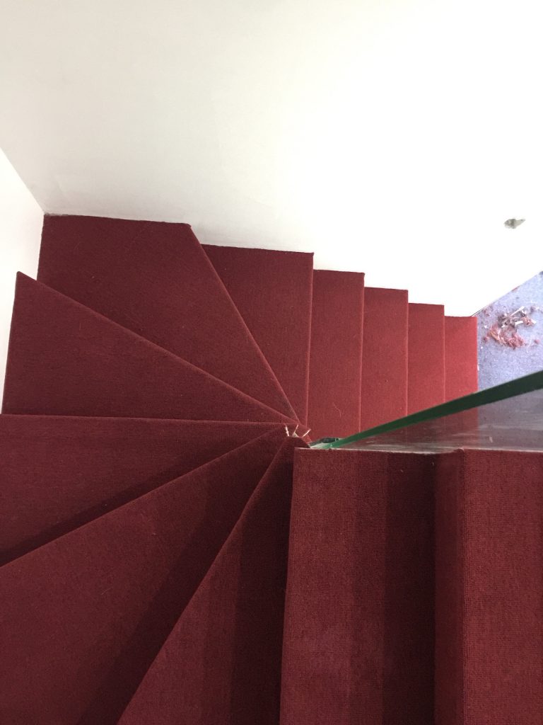 Thảm trải sàn nhà tông đỏ hấp dẫn