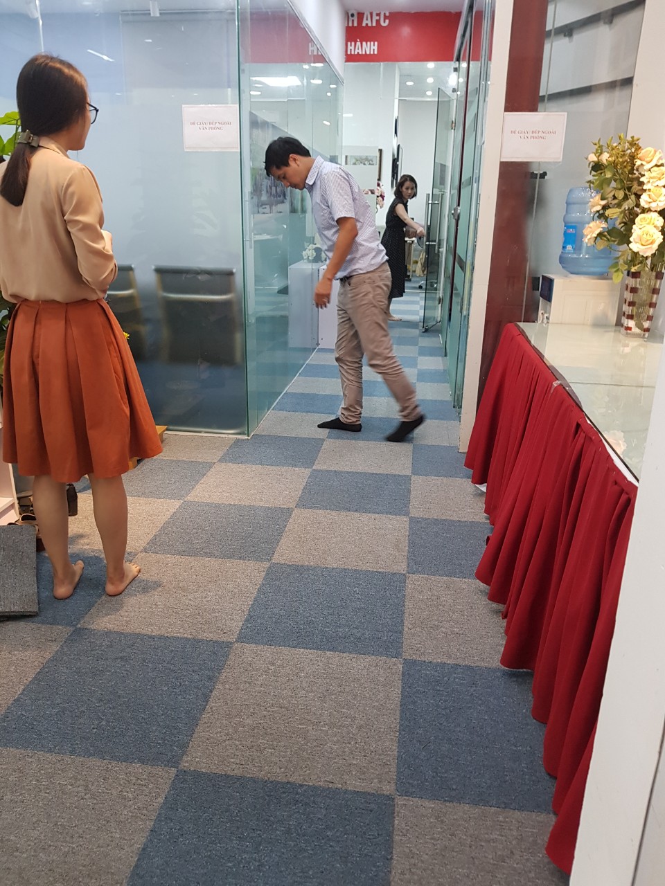 Thảm trải sàn văn phòng caro tinh tế nhã nhặn