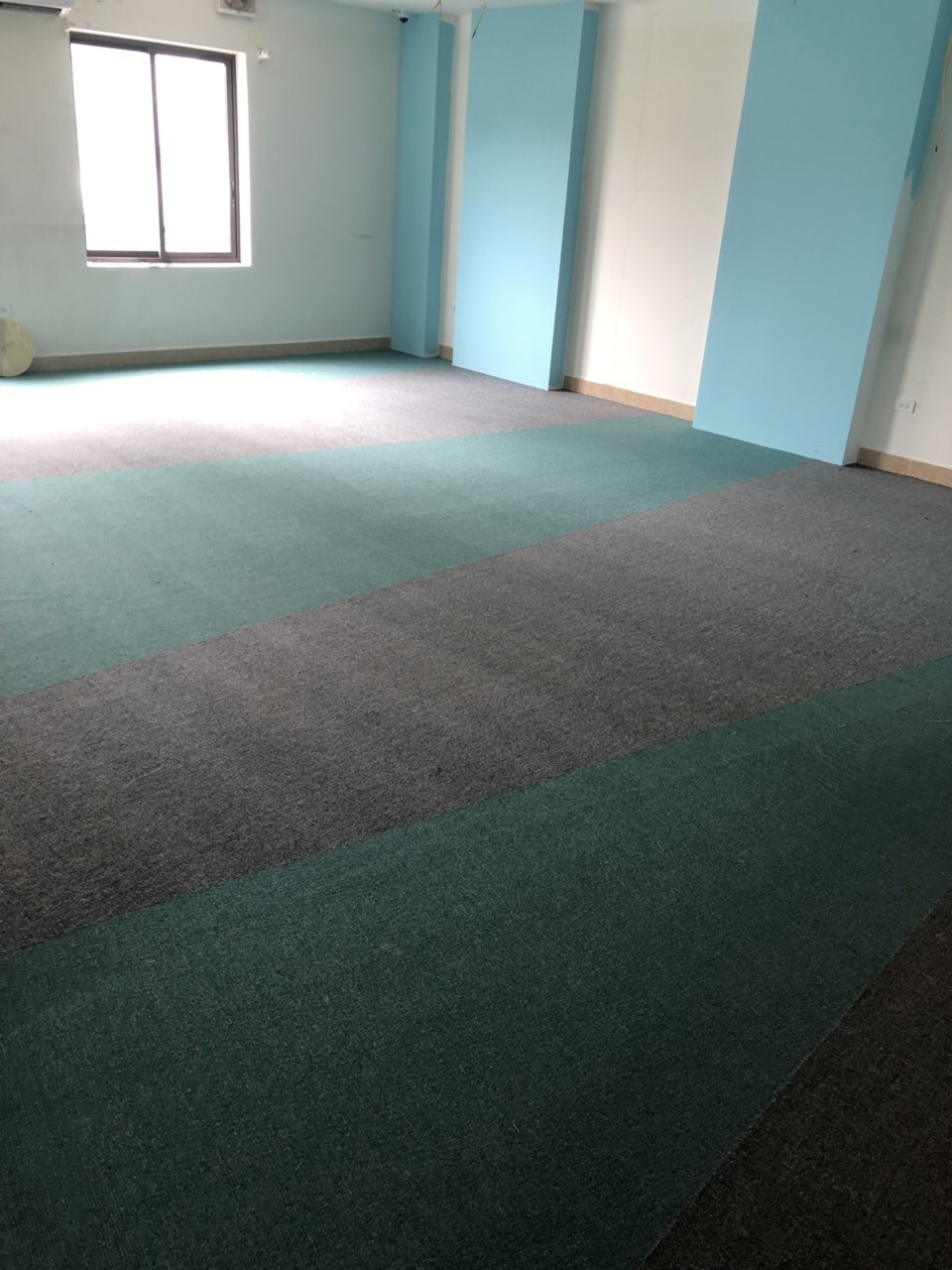 Thảm tấm đế ghép cao sư được thi công bới Thảm Văn Phòng Hà Nội