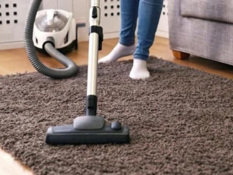 hút bụi trước khi giặt thảm văn phòng